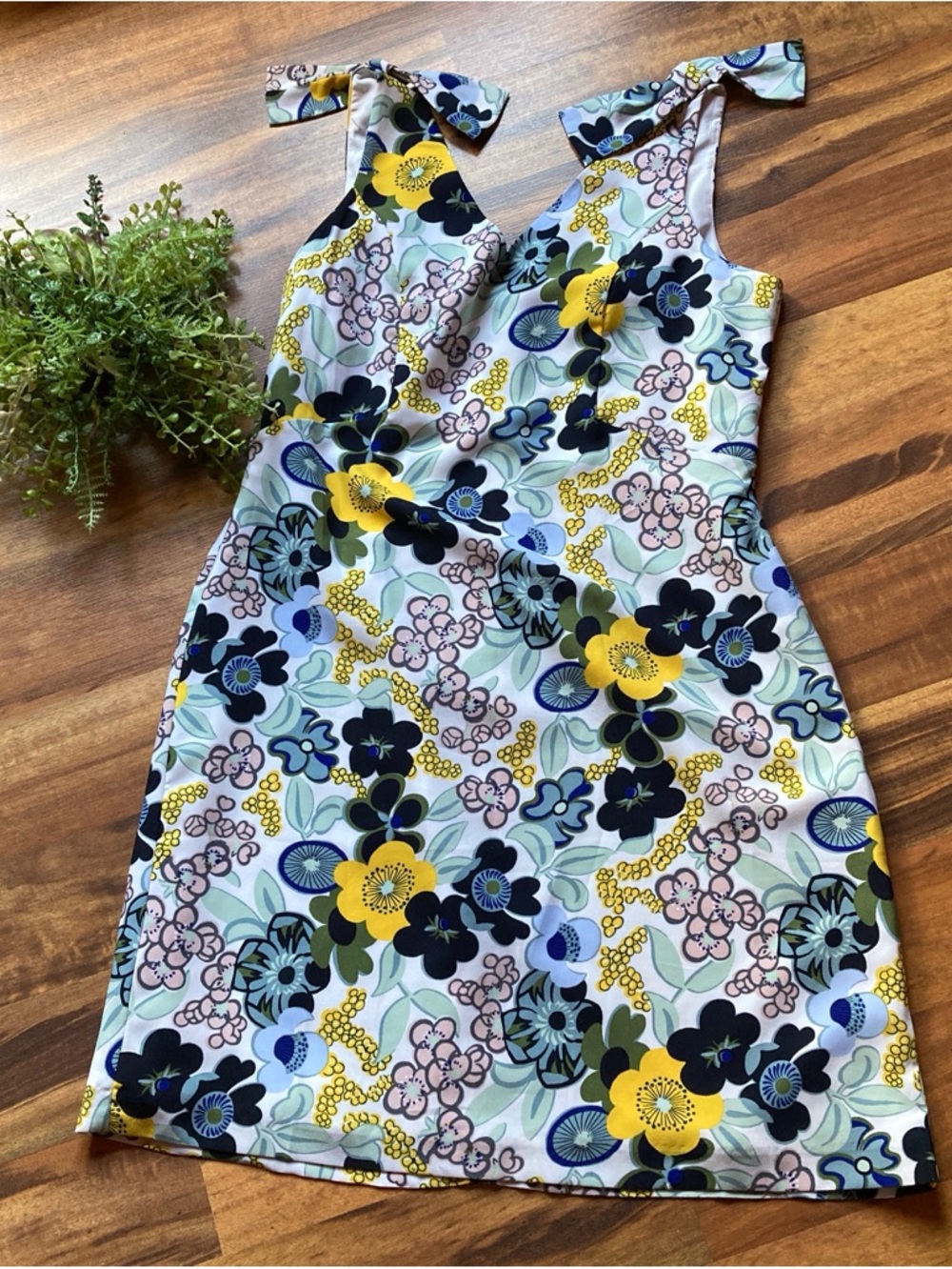 Ann Taylor Factory Petite 6 sleeveless floral pattern V neck dress